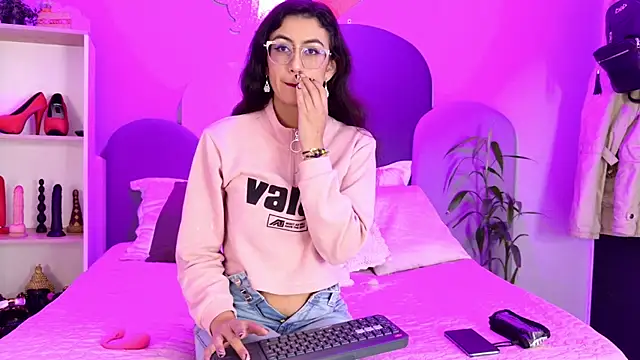 SophieGomez22 online show from April 18, 2026, 11:14 am