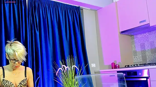 RosaCatalleya online show from October 6, 2025, 4:32 am