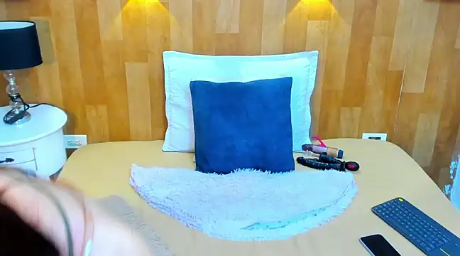 marianaa90 online show from February 25, 2025, 3:27 pm