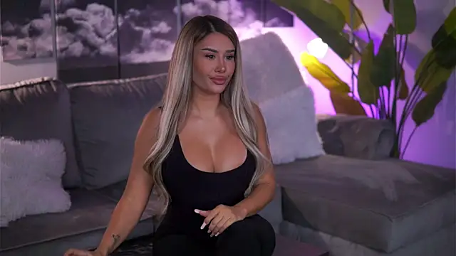 EvaZane online show from November 4, 2025, 8:19 pm