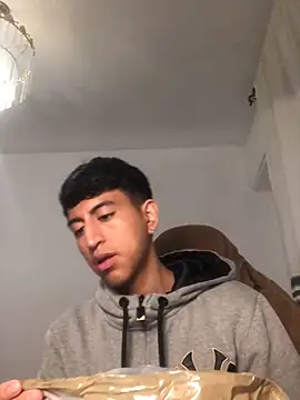 modelo180 online show from November 5, 2025, 8:42 pm