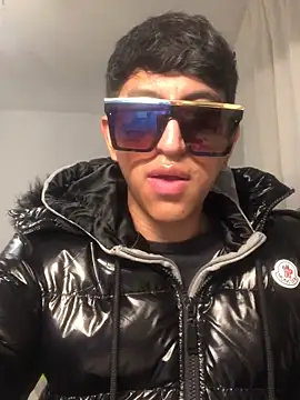 modelo180 online show from November 25, 2025, 8:09 pm