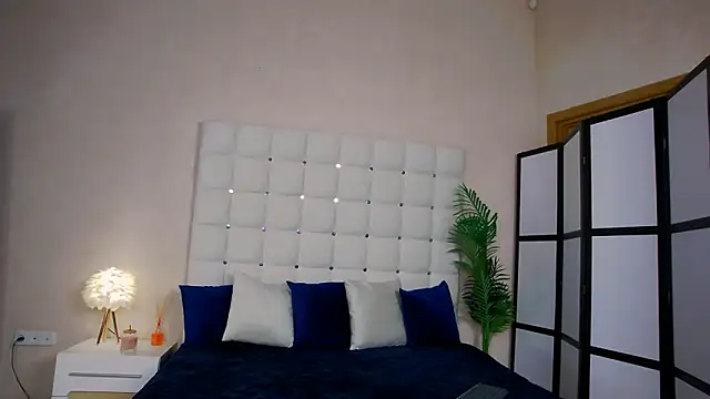 NicoleRosss online show from March 4, 2025, 6:18 pm