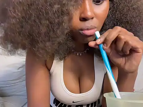Snapshot of Chocolate_queen2 chatting on June 12, 2026, 4:33 am Chocolate queen2 online show from June 12, 2026, 4:33 am
