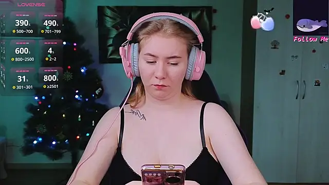 D0nna  online show from December 2, 2025, 9:21 pm