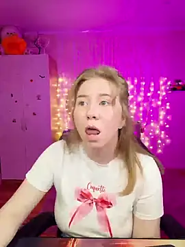 D0nna  online show from April 19, 2026, 5:45 pm