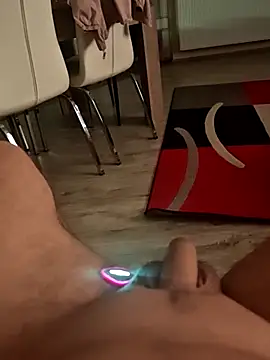 Szeltolo001 online show from April 15, 2026, 9:37 pm