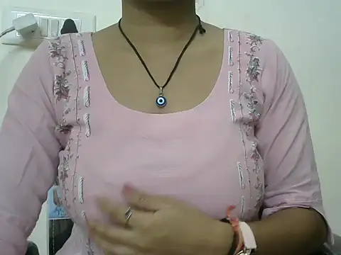 momo lov online show from October 6, 2025, 5:49 am