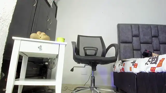 Sarah Mistress  online show from April 10, 2026, 4:23 pm