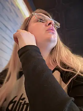 Teya moon  online show from March 5, 2025, 12:11 pm