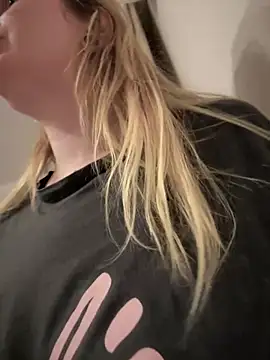 Teya moon  online show from March 19, 2025, 10:09 pm