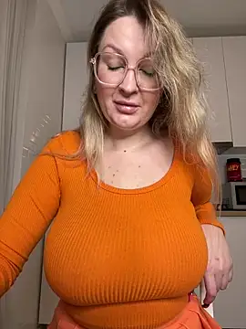 Teya moon  online show from November 2, 2025, 7:16 pm