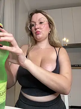 Teya moon  online show from November 5, 2025, 7:14 pm