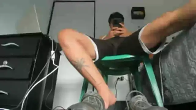 moubli  online show from December 4, 2025, 9:56 pm