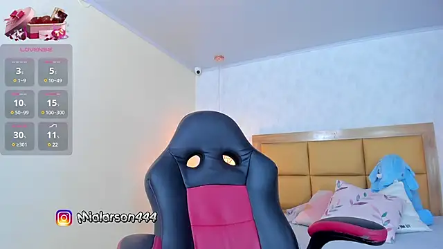 LARSONMIA online show from February 18, 2025, 12:06 pm