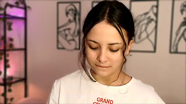 Megan Rodrigo online show from October 7, 2025, 7:22 pm