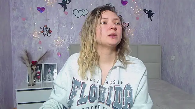 SallyVerda online show from February 19, 2025, 6:54 pm