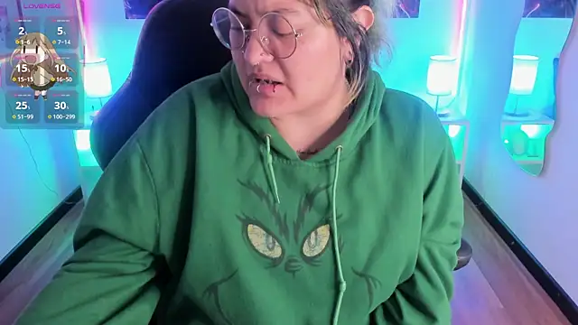 lucky-leah online show from December 3, 2025, 4:09 am