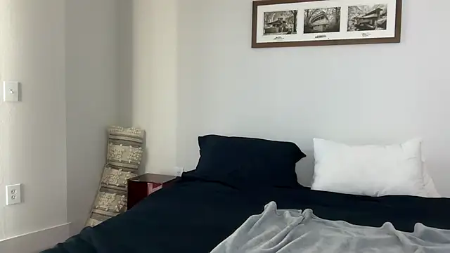 YUMIandbigWOLF online show from January 5, 2025, 8:31 pm