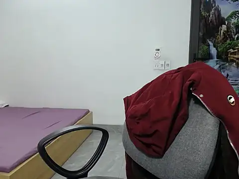 Snapshot of Love_bug15 chatting on December 21, 2024, 12:09 am Love bug15 online show from December 21, 2024, 12:09 am