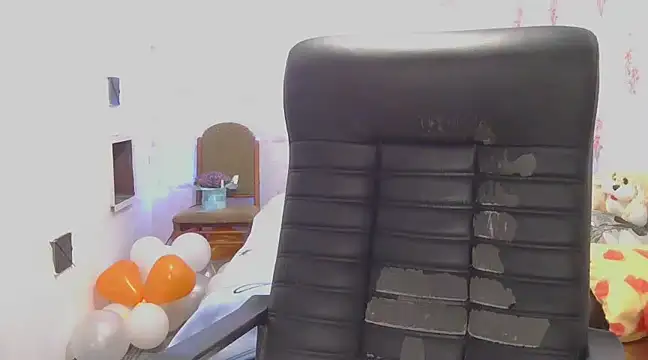 Snapshot of KittyyLaBeauty chatting on January 22, 2025, 12:17 pm KittyyLaBeauty online show from January 22, 2025, 12:17 pm