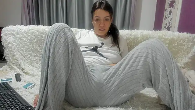 Dyana Kaylinn online show from February 14, 2025, 4:04 am