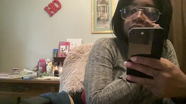 MommyConfident online show from December 22, 2025, 2:47 pm