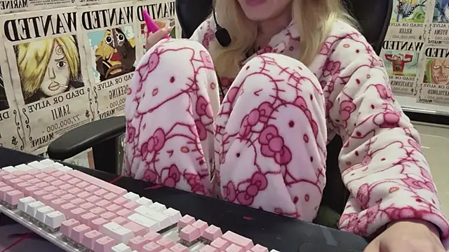 SNAKEgirlQAQ online show from October 9, 2025, 2:59 pm