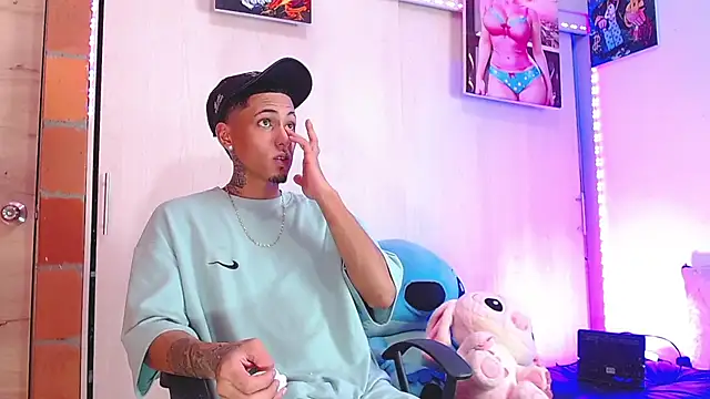 Snapshot of Liam_lee chatting on November 17, 2025, 6:24 pm Liam lee online show from November 17, 2025, 6:24 pm