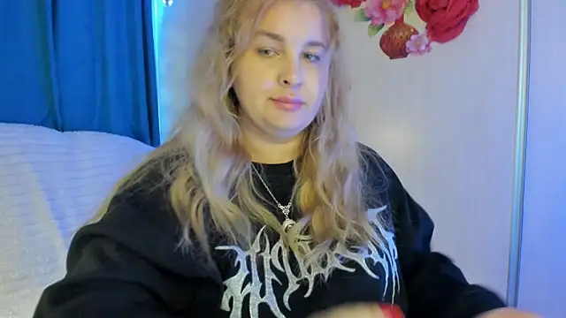 CoraSwon online show from October 2, 2025, 6:42 am