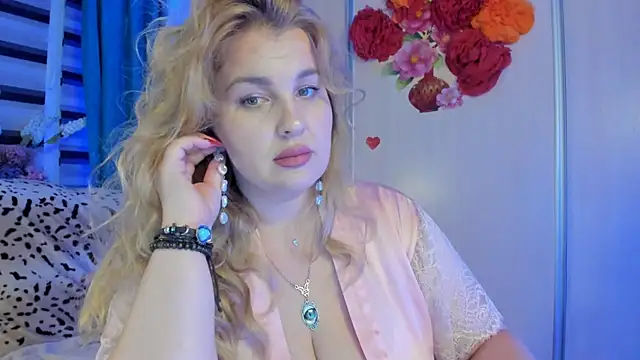 CoraSwon online show from October 5, 2025, 7:23 pm