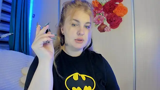 CoraSwon online show from October 15, 2025, 8:42 pm