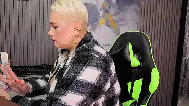 GianellaCox  online show from April 1, 2026, 11:33 am