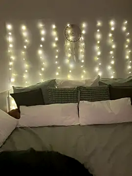 Off  Melonenmandy online show from November 16, 2025, 4:45 pm