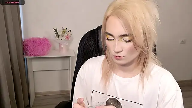 CuteYukiKun online show from February 13, 2026, 8:32 am