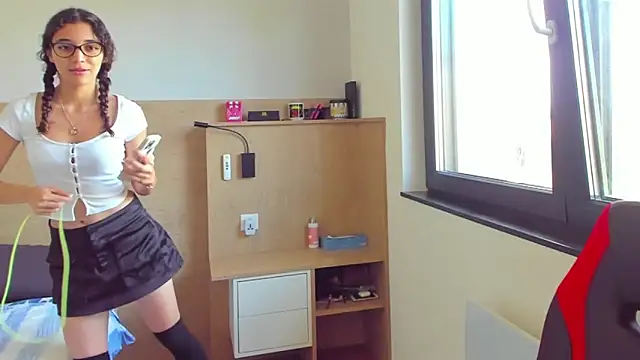 uniquerossie online show from October 7, 2025, 1:19 pm