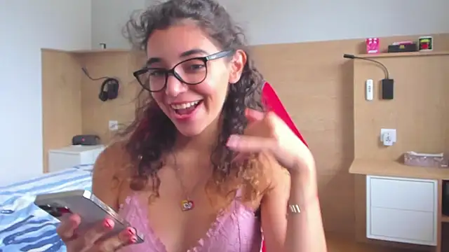 uniquerossie online show from October 20, 2025, 12:16 pm