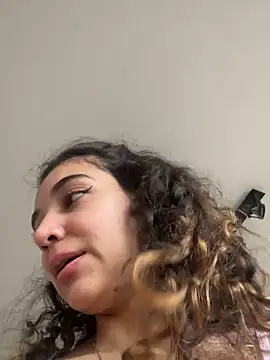 uniquerossie online show from November 21, 2025, 8:46 am