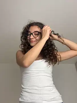 uniquerossie online show from December 15, 2025, 8:07 am