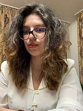 NadiraNoor online show from March 4, 2026, 9:10 pm