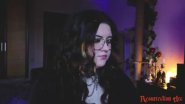 Laura Karamazov online show from June 3, 2026, 6:24 pm