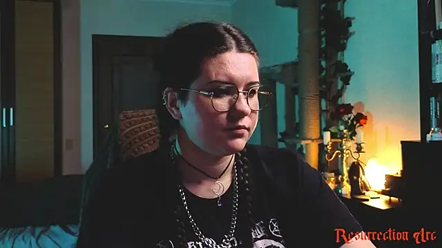 Laura Karamazov online show from June 10, 2026, 5:45 pm