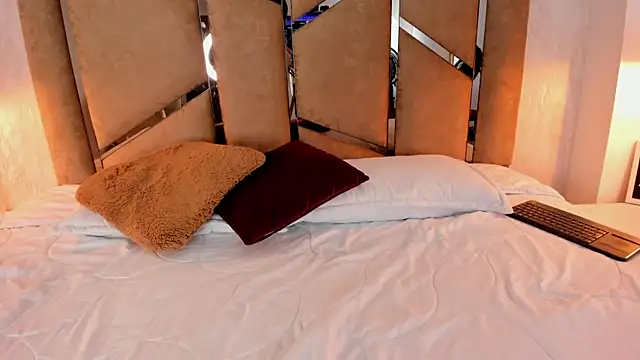 Martinaa Jones  online show from March 19, 2025, 1:54 am