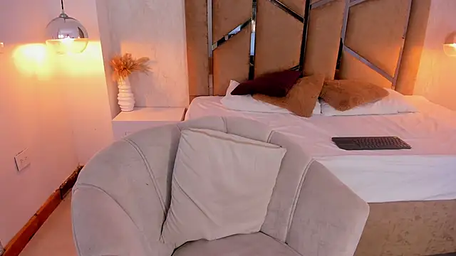 Martinaa Jones  online show from September 12, 2025, 7:36 pm