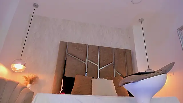 Martinaa Jones  online show from March 18, 2026, 1:25 pm