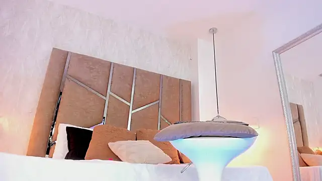 Martinaa Jones  online show from March 29, 2026, 12:49 pm