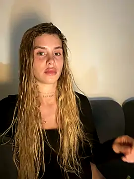 EmiliaCatalina online show from December 15, 2025, 11:42 pm