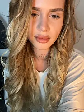 EmiliaCatalina online show from December 18, 2025, 12:27 am