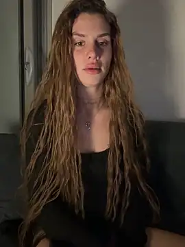 EmiliaCatalina online show from April 15, 2026, 1:01 am