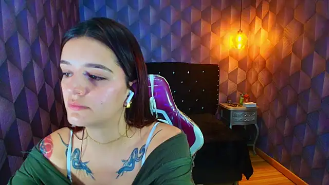 LiaHarryis online show from April 13, 2026, 6:57 pm